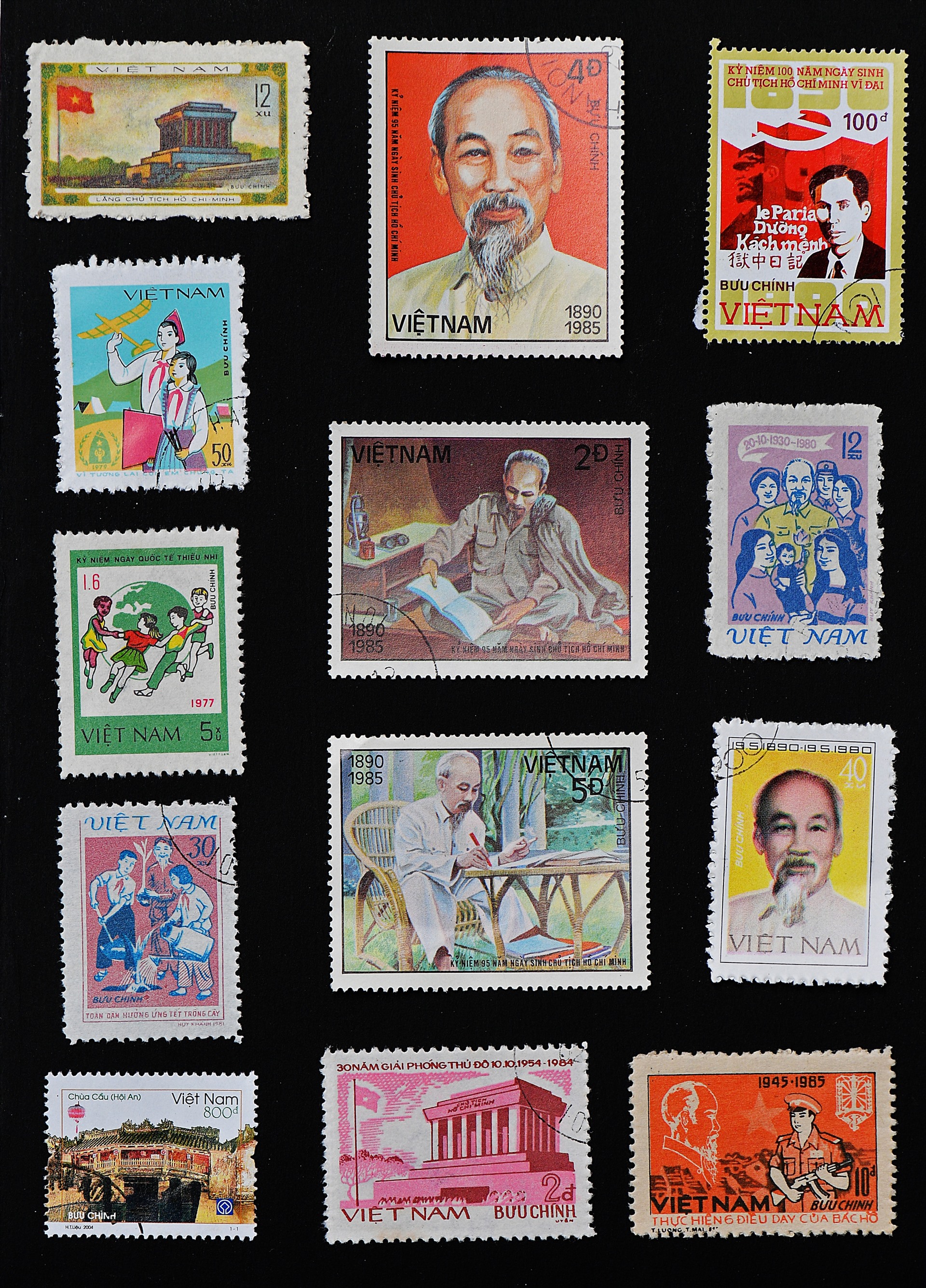 Hình ảnh Hồ Chí Minh xuất hiện trong nhiều bộ tem bưu chính Việt Nam.