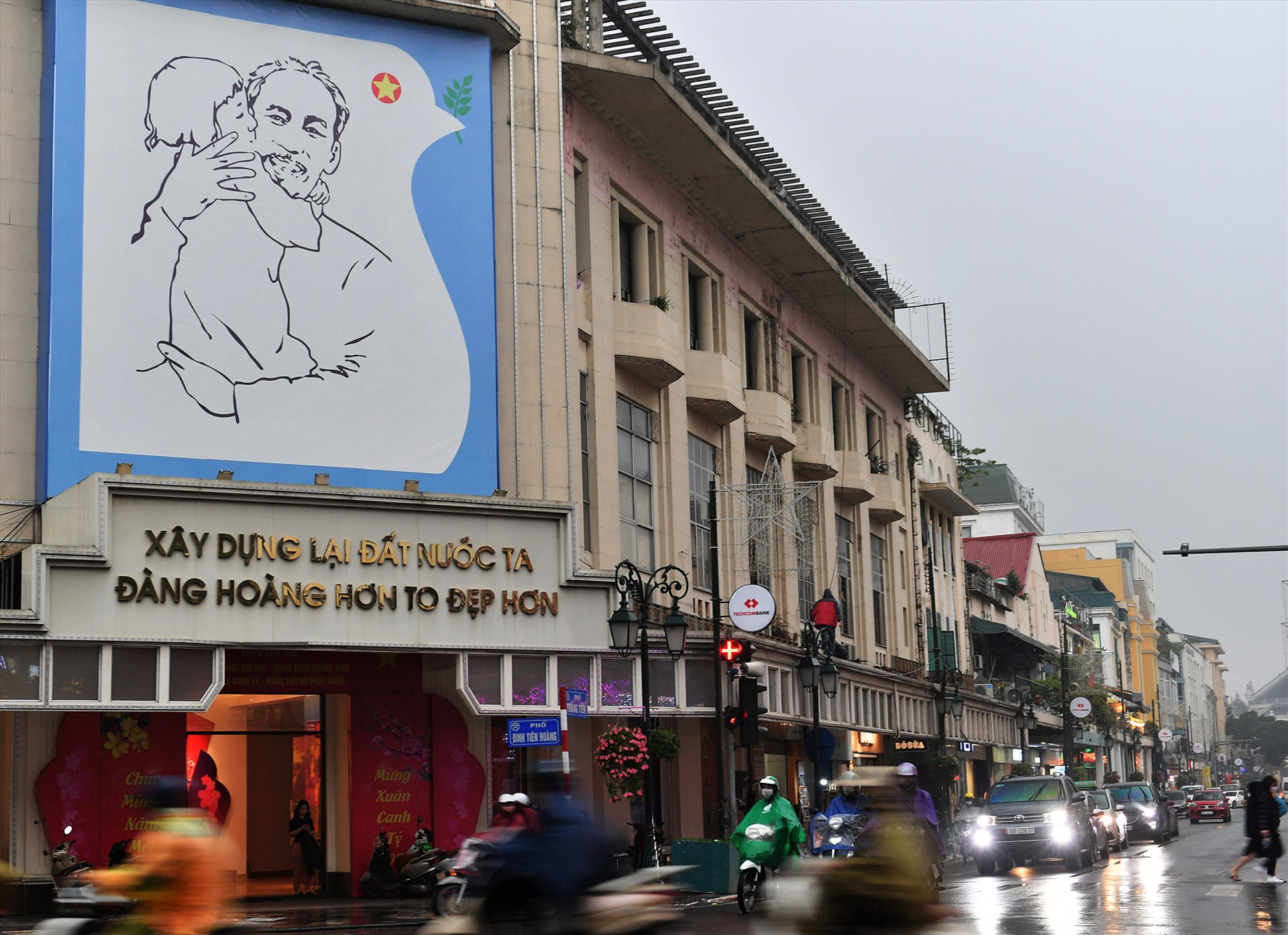 Bức tranh Bác Hồ với thiếu nhi ở đầu phố Tràng Tiền (Hà Nội).
