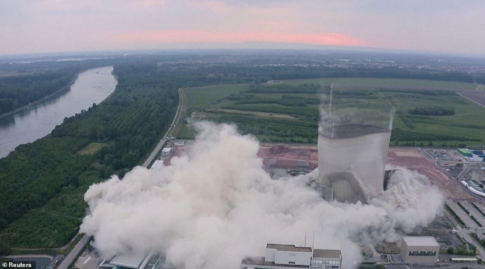 Lò phản ứng hạt nhân cuối cùng của Đức sẽ ngừng hoạt động vào cuối năm 2022. Một trạm biến áp đưa điện sản xuất từ các nguồn tái tạo ở miền bắc nước Đức đến miền nam sẽ được xây dựng trên vị trí của tòa tháp. Ảnh: Reuters