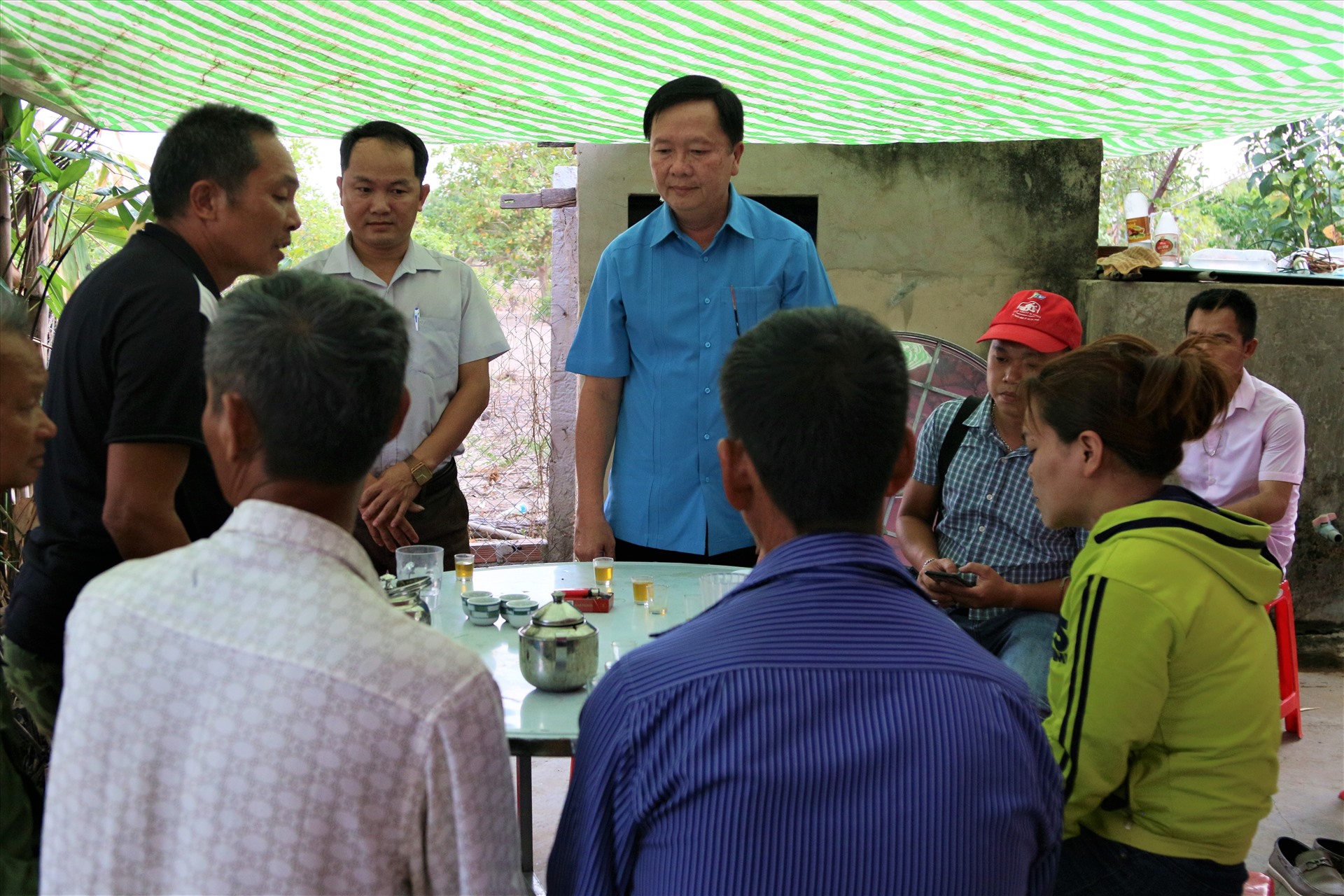 Lãnh đạo LĐLĐ tỉnh Gia Lai, LĐLĐ huyện Phú Thiện đến thăm hỏi gia đình nạn nhân Lý Văn Thu. Ảnh: Bảo Trung
