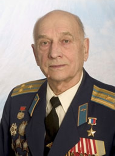 Sergey Alekcevic Somov - Anh hùng Liên Xô, phi công công huân Liên Xô, năm 1960-1961 tham gia giúp đỡ quốc tế tại Việt Nam và Lào trong cuộc đấu tranh giành độc lập dân tộc.