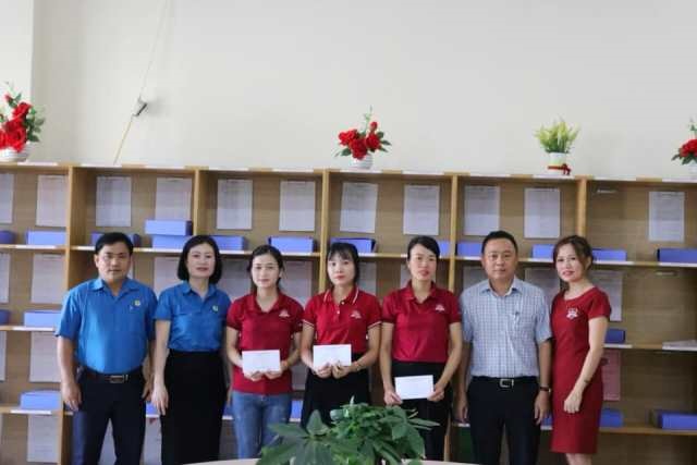 LĐLĐ thành phố Hà Tĩnh tặng quà cho đoàn viên khó khăn.