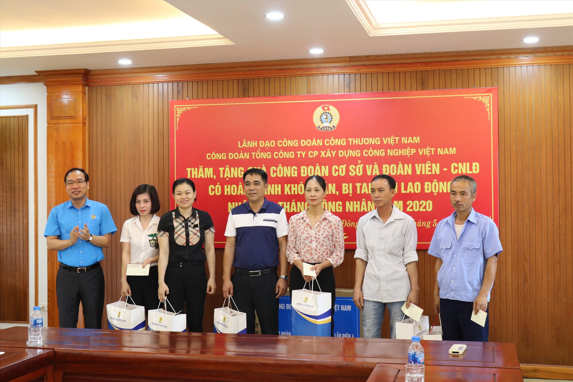 Đồng chí Trần Quang Huy (ngoài cùng bên trái) tặng quà đại diện người lao động Công ty TNHH MTV xây lắp điện 4. Ảnh: Thuỳ Linh