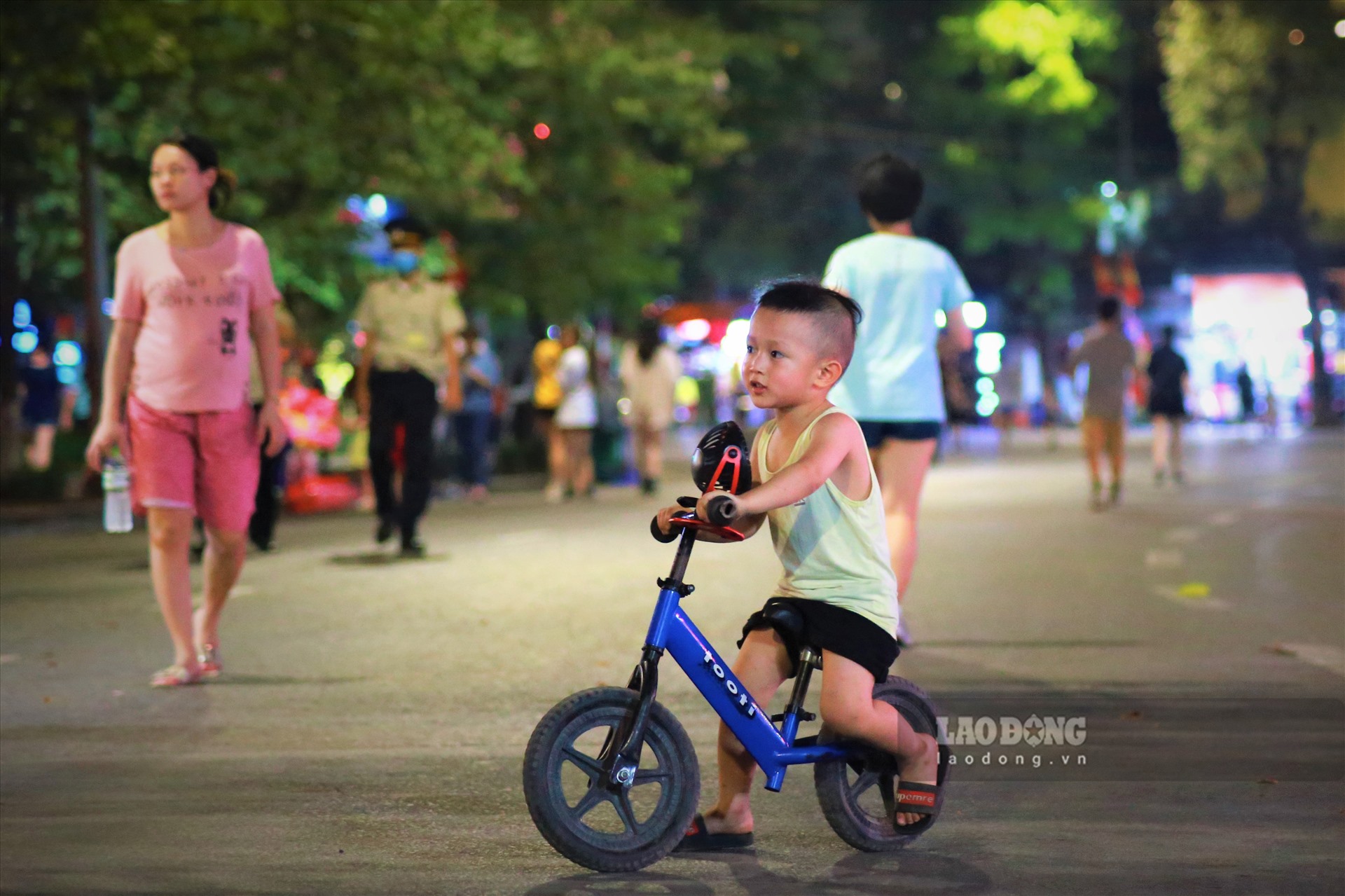 Sau chuỗi ngày dài cách ly xã hội, các bạn nhỏ thoải mái đạp xe, vui chơi trong khu vực phố đi bộ một cách an toàn.