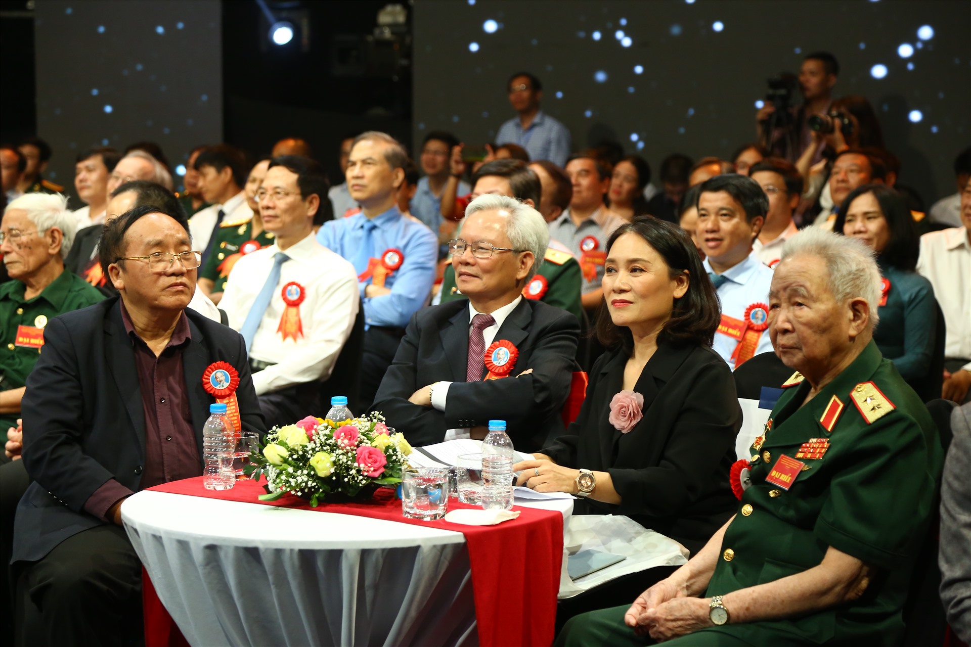 Nhiều khách mời cùng tham gia chương trình và chia sẻ nhiều câu chuyện, kỷ niệm về Chủ tịch Hồ Chí Minh. Ảnh: VTV.