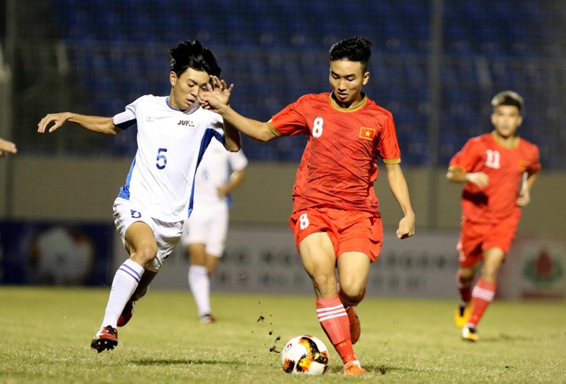Trần Công Minh của U21 Đồng Tháp (áo đỏ) từng khoác áo U20 Việt Nam và U21 tuyển chọn Việt Nam nhận án kỷ luật vì cá độ. Ảnh: VFF