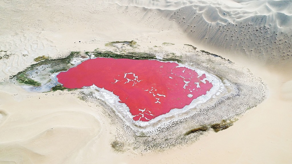 Theo CGTN, hồ nước đỏ Geletu là nguồn nước phục vụ cho những người chăn gia súc ở địa phương. Ảnh: CGTN.