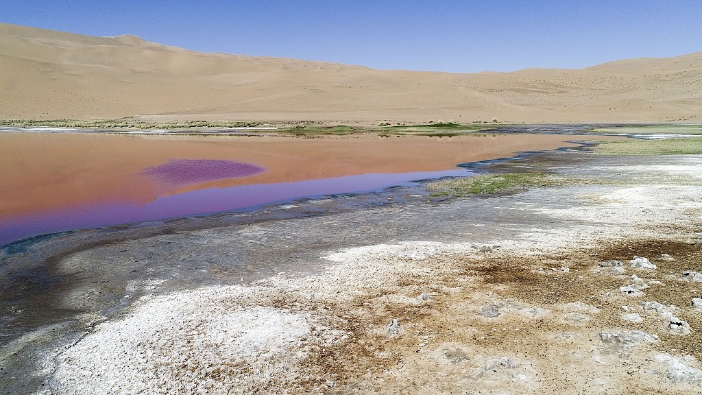 Theo CGTN, ở sa mạc Badain Jaran, nơi có lượng mưa hàng năm dưới 40mm có tới 144 hồ nước nằm rải rác. Ảnh: CGTN.