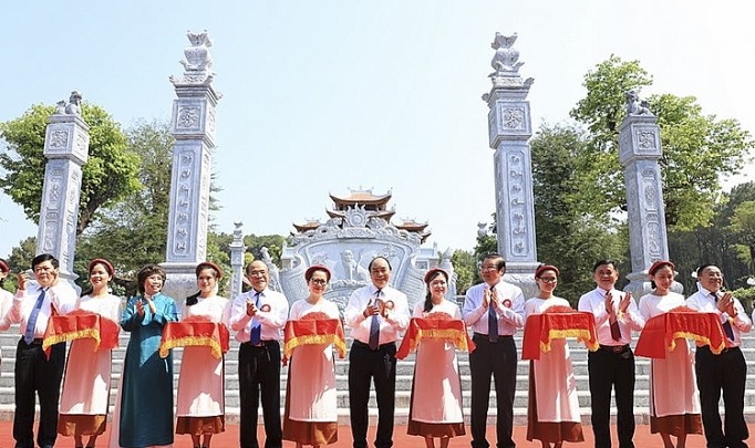 Thủ tướng Nguyễn Xuân Phúc cùng các đại biểu thực hiện nghi thức cắt băng khánh thành Đền Chung Sơn - Đền thờ Gia tiên Chủ tịch Hồ Chí Minh. Ảnh: Báo Chính phủ