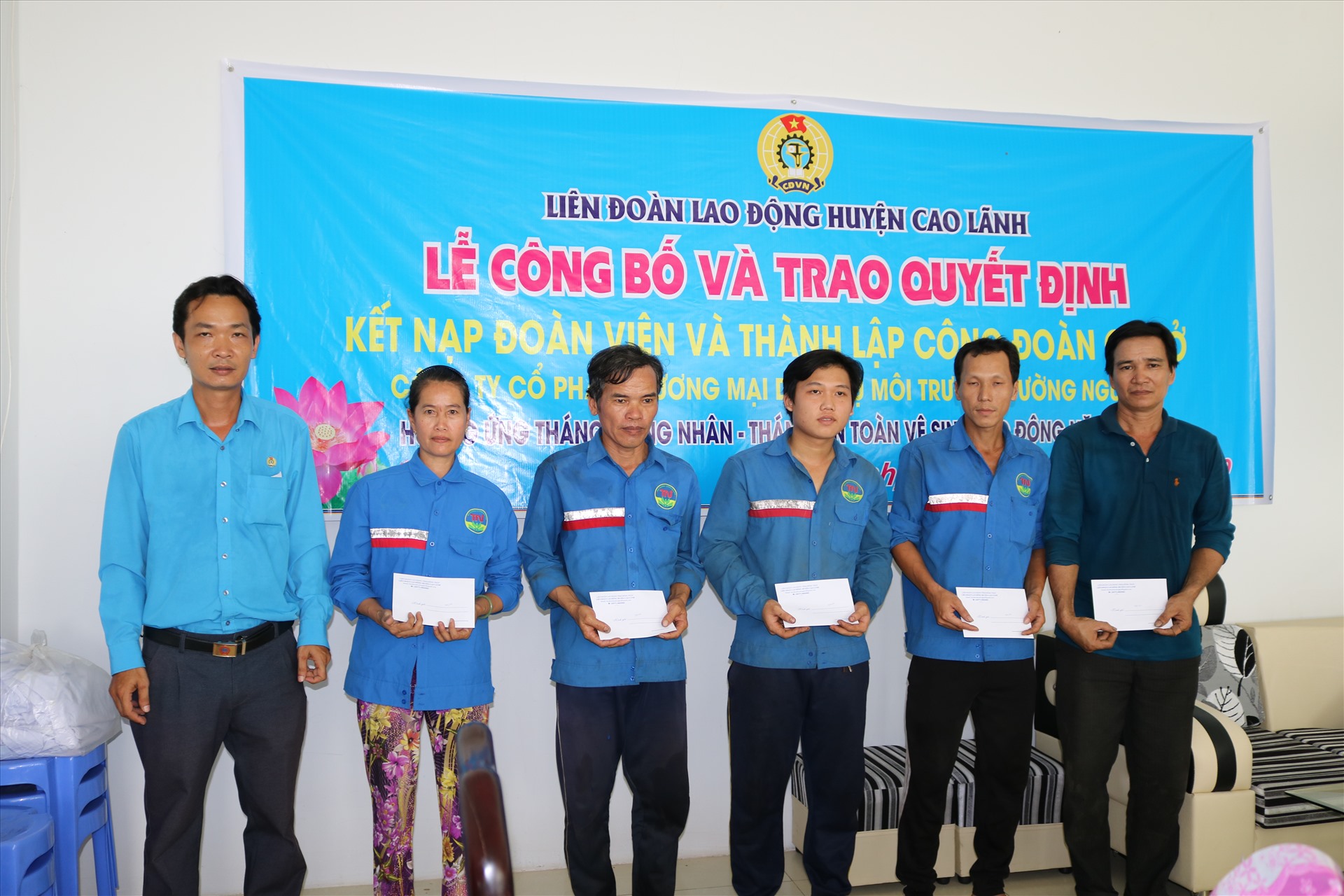Đồng chí Nguyễn Văn Tính - Phó chủ tịch LĐLĐ huyện Cao Lãnh tặng quà cho người lao động khó khăn. Ảnh: HL