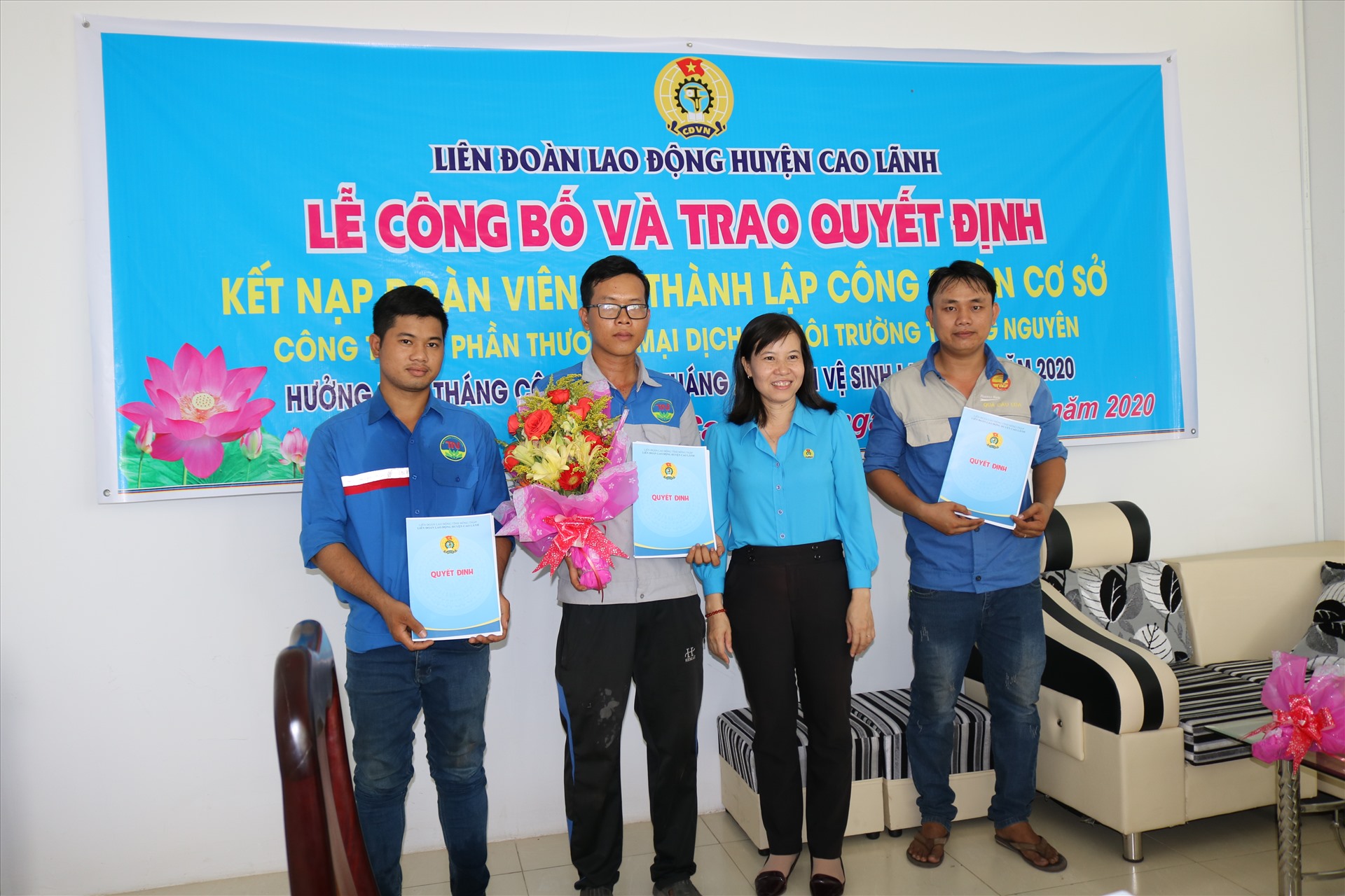 LĐLĐ huyện Cao Lãnh Phạm Thị Xuân Mai trao quyết định cho ban chấp hành CĐCS. Ảnh: HL