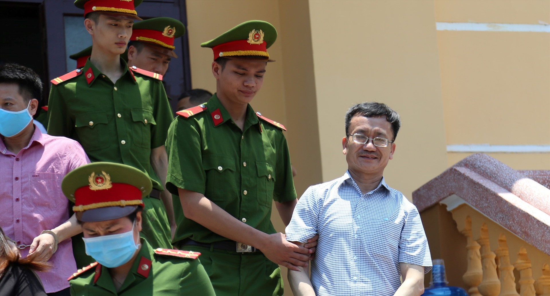 Bị cáo Nguyễn Quang Vinh (áo trắng, bên phải) trong vụ án sửa điểm thi tại Hòa Bình. Ảnh: P.Du.