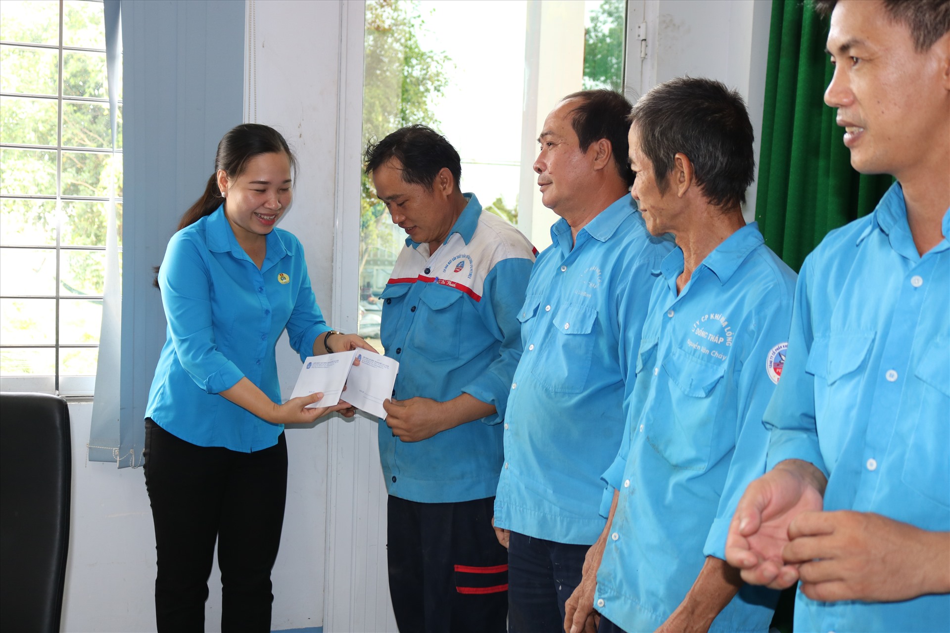 Chủ tịch LĐLĐ TP Cao Lãnh Huỳnh Thị Thu Thủy trao quà cho công nhân tại nhà máy. Ảnh: HL
