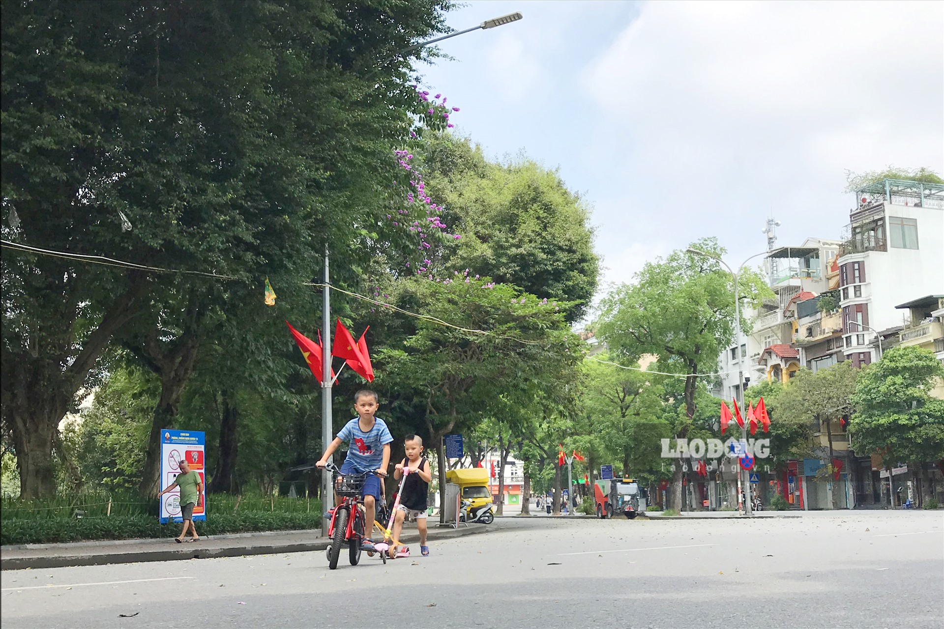 Đoạn phố Hồ Hoàn Kiếm giao cắt với Đinh Tiên Hoàng trước đây thường rất đông các bạn trẻ tụ tập thành nhóm để nhảy múa, tập luyện hoặc chơi trò chơi, nhưng hôm nay chỉ có 2 bạn nhỏ đạp xe đi lại.