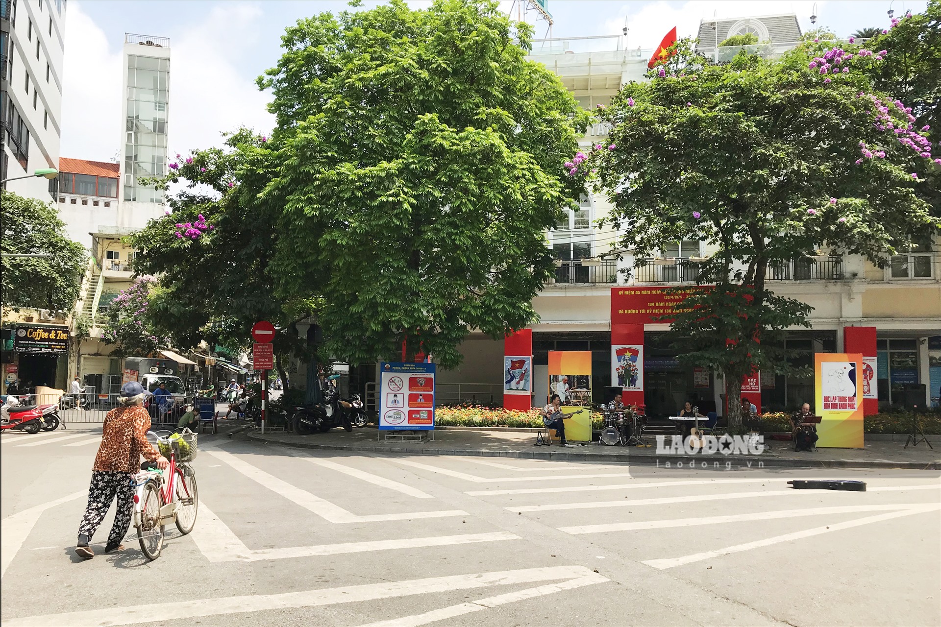 Đoạn trước cửa Trung tâm Văn hóa quận Hoàn Kiếm có một nhóm nhạc phục vụ người dân nhưng cũng không có ai tới xem họ biểu diễn.