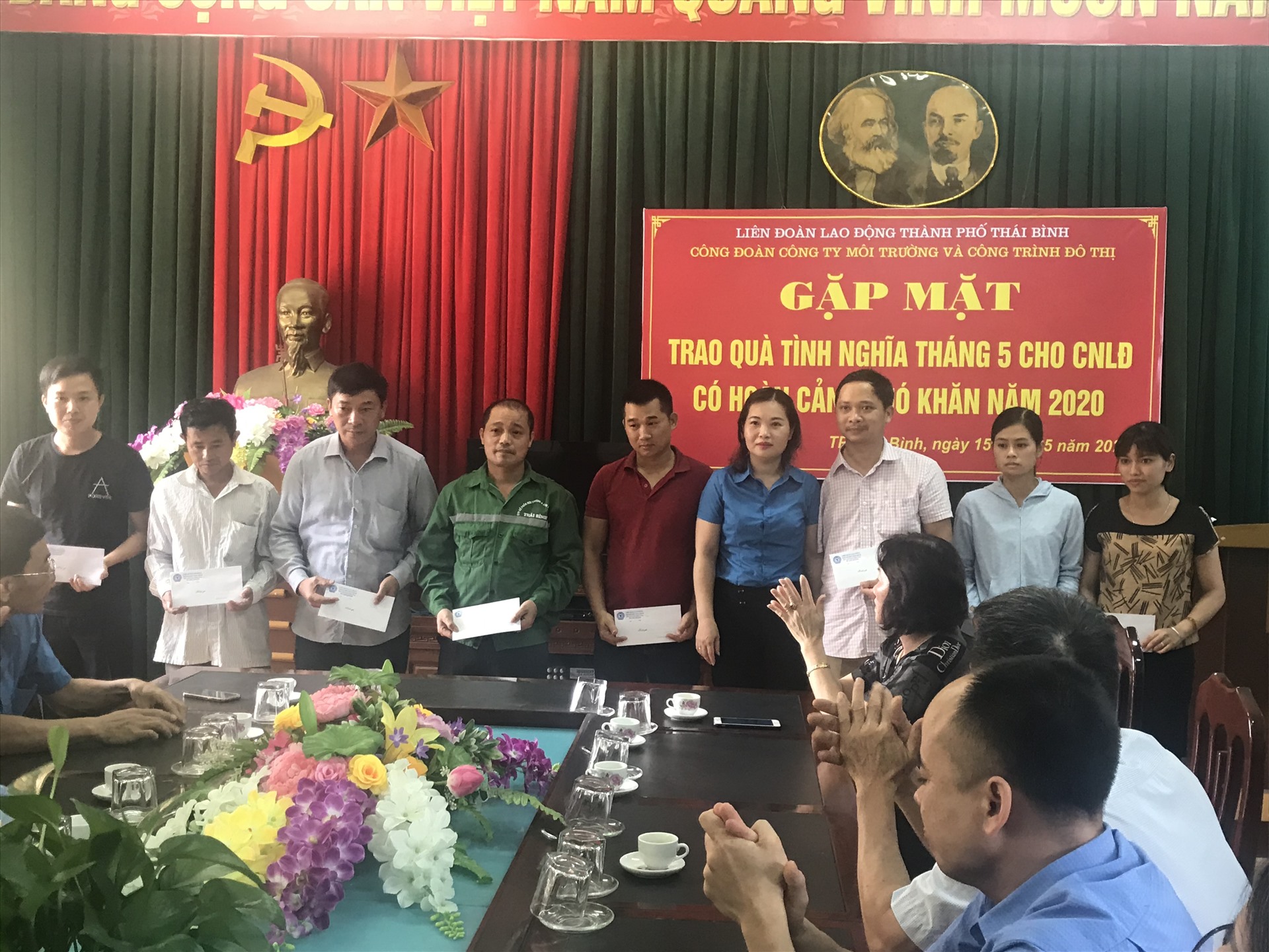 Đồng chí Nguyễn Thanh Bình – Phó chủ tịch LĐLĐ tỉnh trao quà cho công nhân thuộc công ty TNHH Bông Thái Bình.
