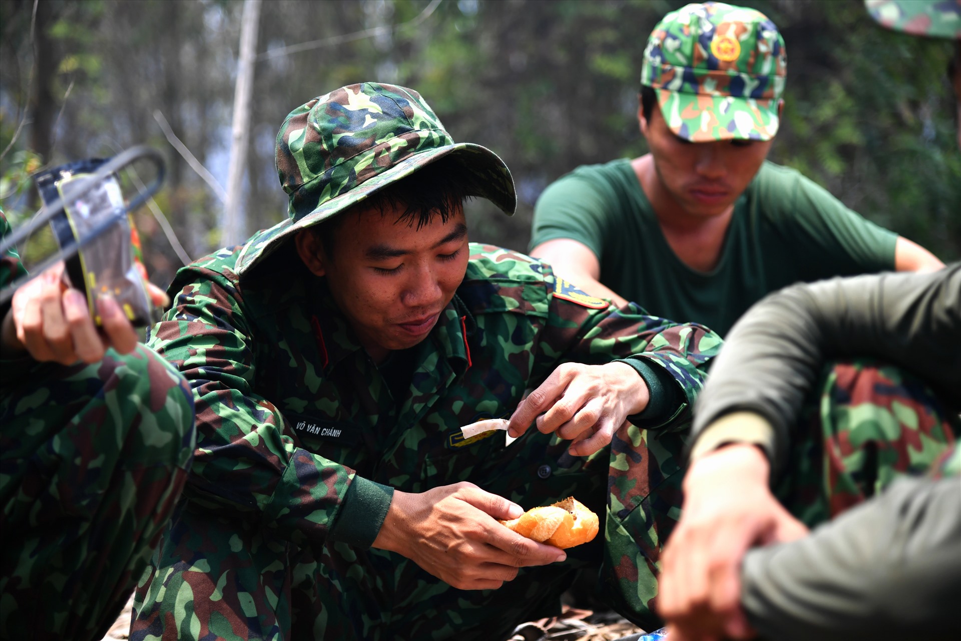 Bữa ăn vội tại chỗ của người lính chữa cháy. Ảnh: BCHQSKG