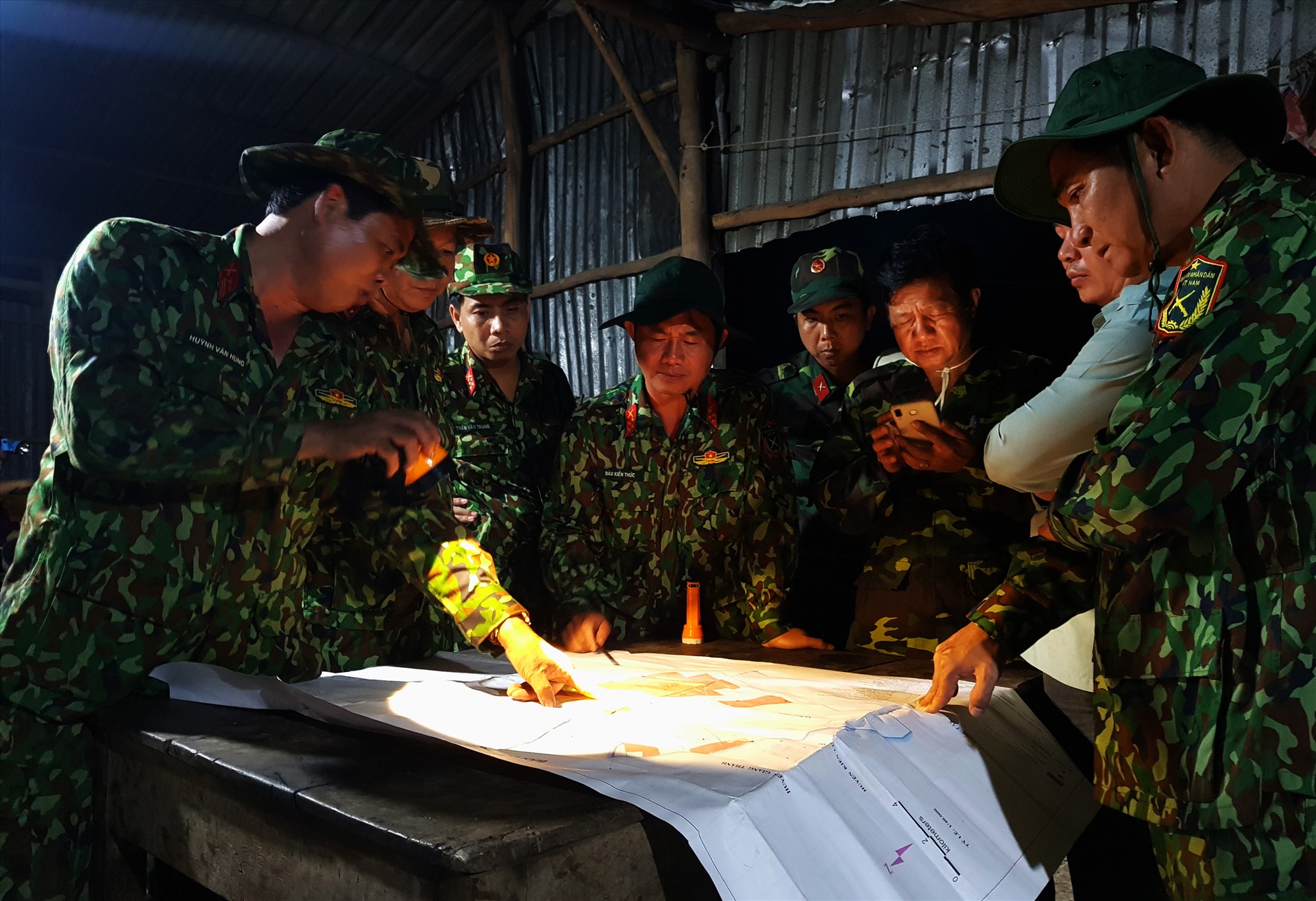 Tổ chức hội ý phương án chữa cháy ngay trong đêm. Ảnh: BCHQSKG