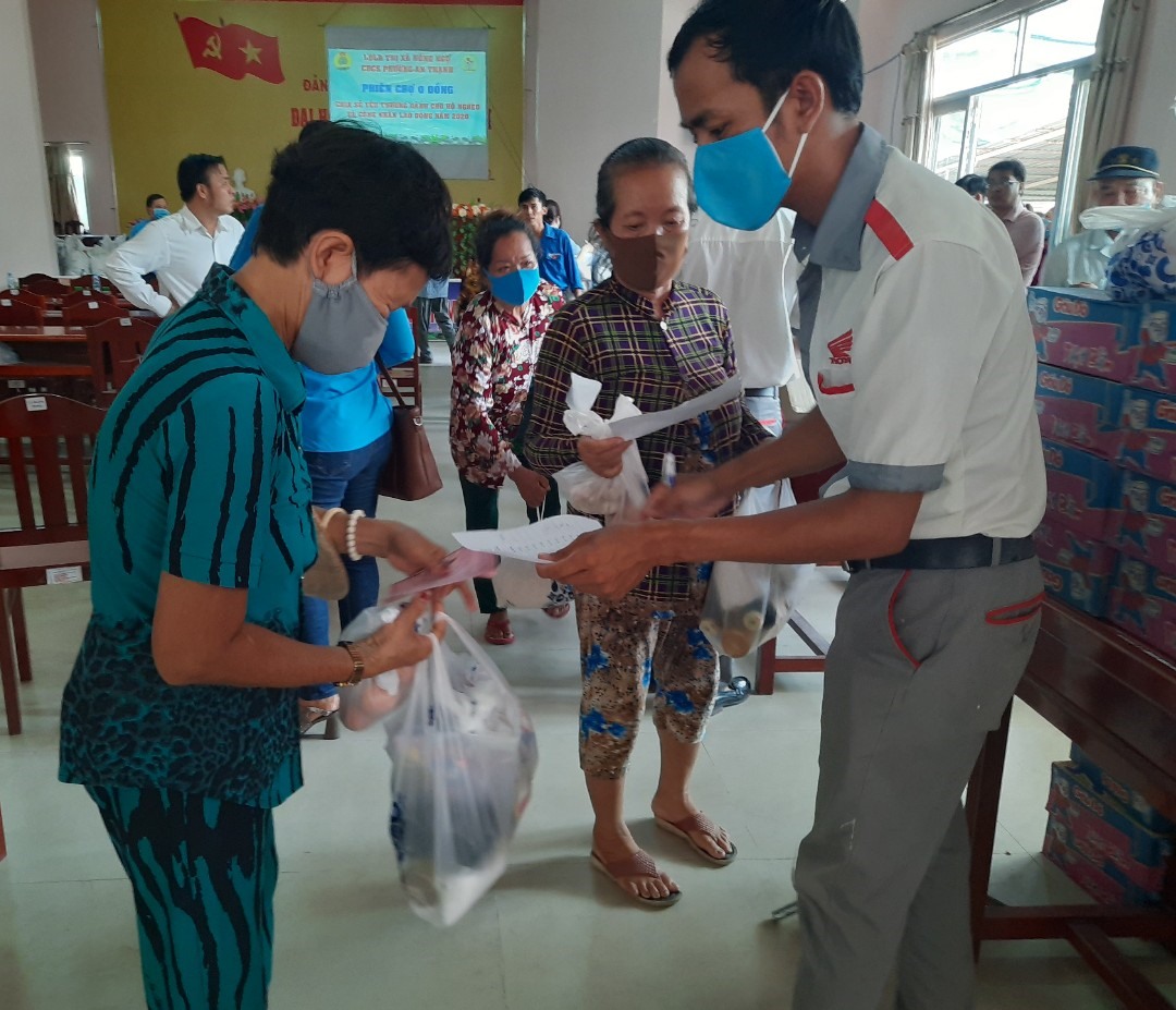 Người lao động cảm thấy ấm lòng với những sản phẩm tại phiên chợ 0 đồng dù chỉ là những nhu yếu phẩm sử dụng hàng ngày trong gia đình. Ảnh:PT