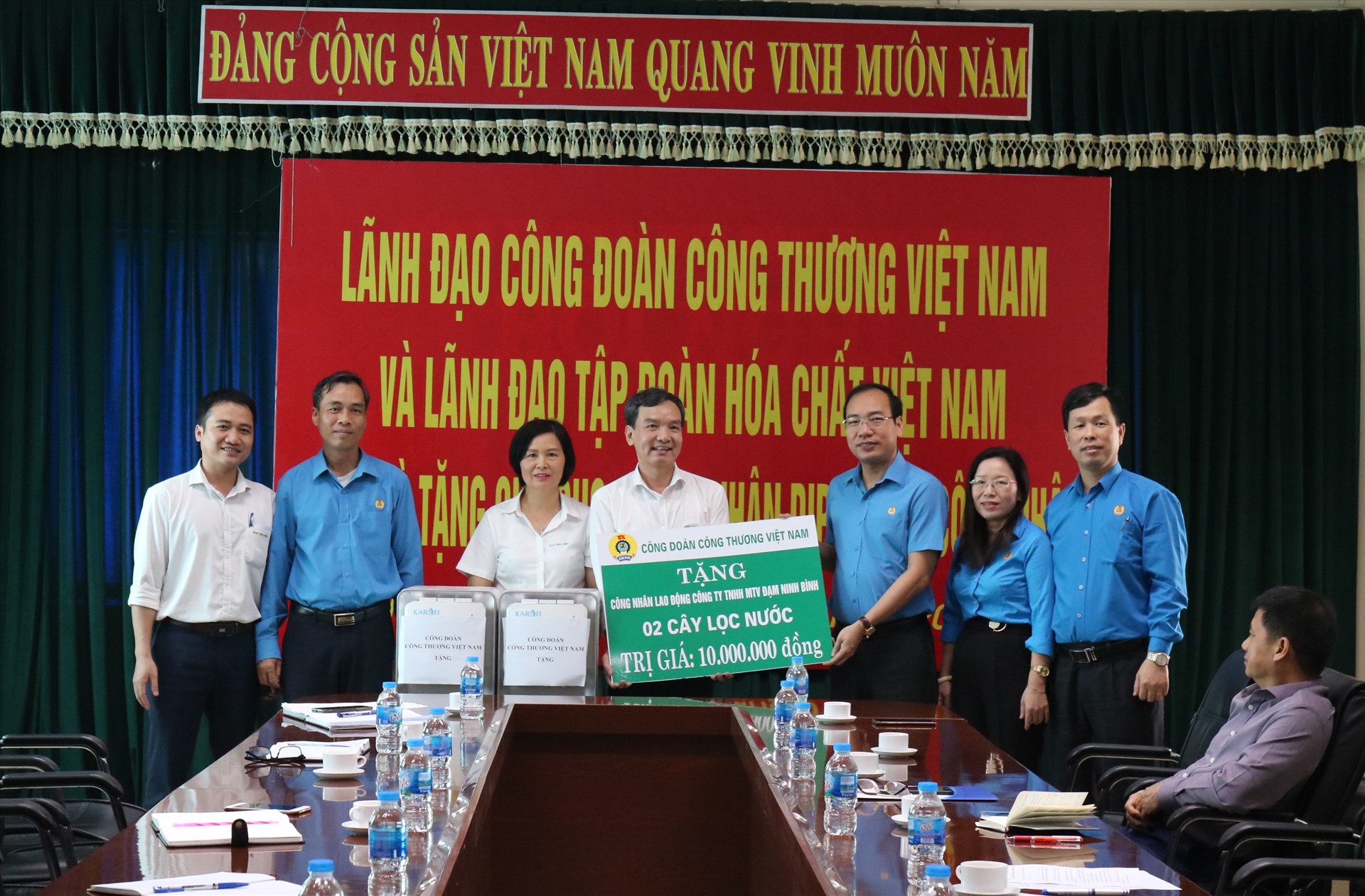Lãnh đạo Công đoàn Công thương Việt Nam và Công đoàn Công nghiệp Hoá chất Việt Nam tặng quà đại diện người lao động. Ảnh: Xuân Tùng