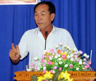 Ông Nguyễn Văn Hòa, ngư dân Gành Hào, huyện Đông Hải, Bạc Liêu cho rằng điện gió làm khó ngư dân khi có đến 4 trụ điện gió nằm ngay luồng tàu ra vào cửa biển Gành Hào (ảnh Nhật Hồ)