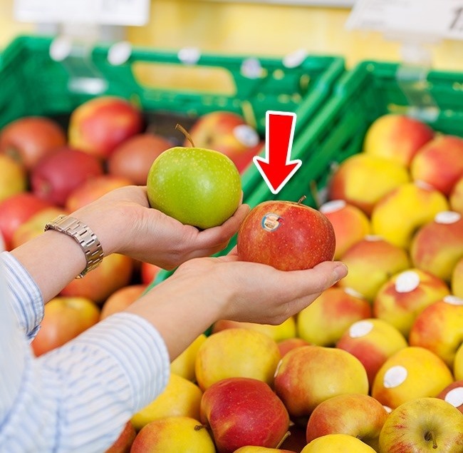 Sự thật 1: Chất liệu của miếng dán trên trái cây và rau quả có thể ăn được Cục quản lý thực phẩm và dược phẩm FDA Hoa Kỳ khuyên người tiêu dung nên rửa kỹ trái cây và rau trước khi tiêu thụ. FDA không cấm ăn miếng dán trên những loại thực phẩm này vì các nhãn dán và keo dán đó được FDA chấp thuận và chúng an toàn nếu ăn phải. Tuy nhiên, để chắc chắn bạn nên xé nhãn trước khi ăn.