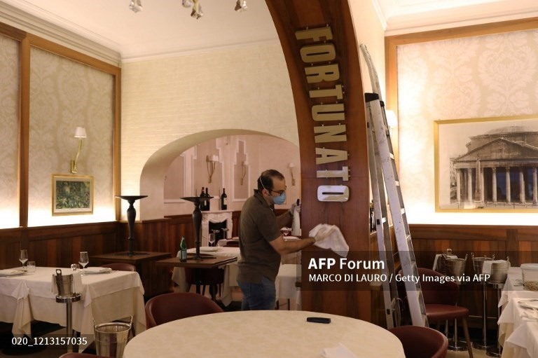 Một nhân viên dọn dẹp nhà hàng Fortunato al Pantheon ngày 15.5 tại Rome, Italia. Ảnh: AFP