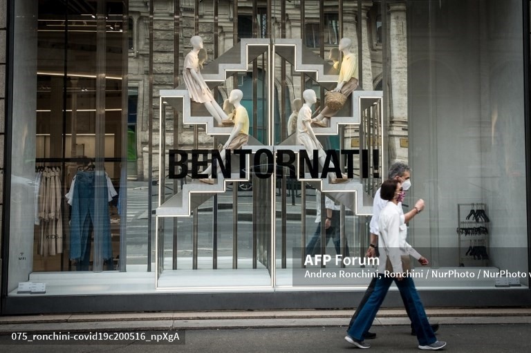Các cửa hàng quần áo ở Rome đang chuẩn bị mở cửa trở lại vào ngày 18.5 - bắt đầu bước vào giai đoạn 2 nới lỏng phong toả ở Italia. Ảnh: AFP