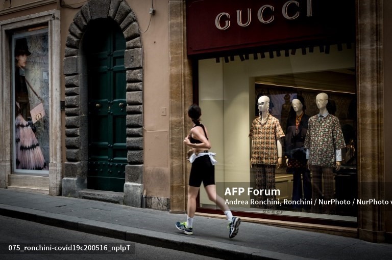 Một cửa hàng ở Rome, ngày 16.5, chuẩn bị được mở cửa trở lại vào 18.5. Ảnh: AFP