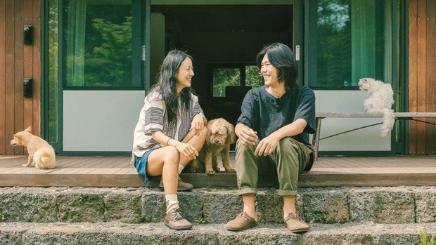 Sau hôn lễ, họ chuyển về sống tại Jeju, cùng nuôi chó, chăm sóc vườn cây, nấu ăn, bán đồ thủ công ở chợ... Hiện cặp đôi đã chuyển lên Seoul để tiện hoạt động nghệ thuật.