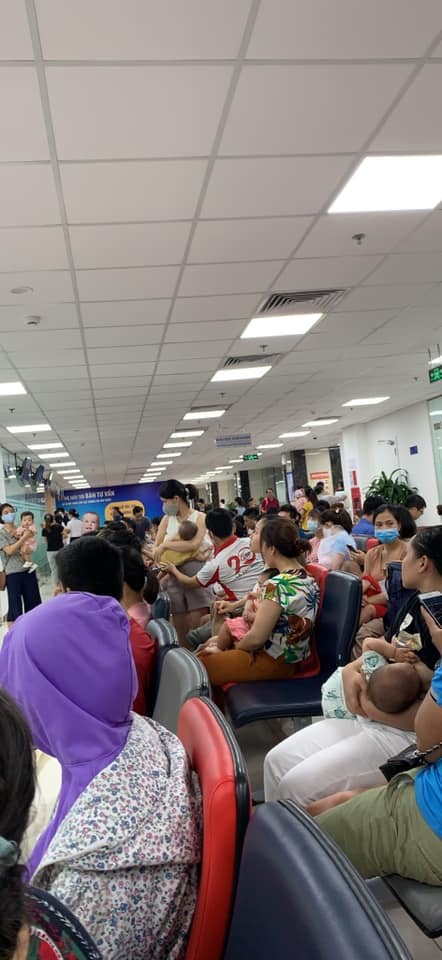 Trung tâm tiêm chủng ở Văn Quán, Hà Đông cũng đông không kém. Ảnh: Thu Trang