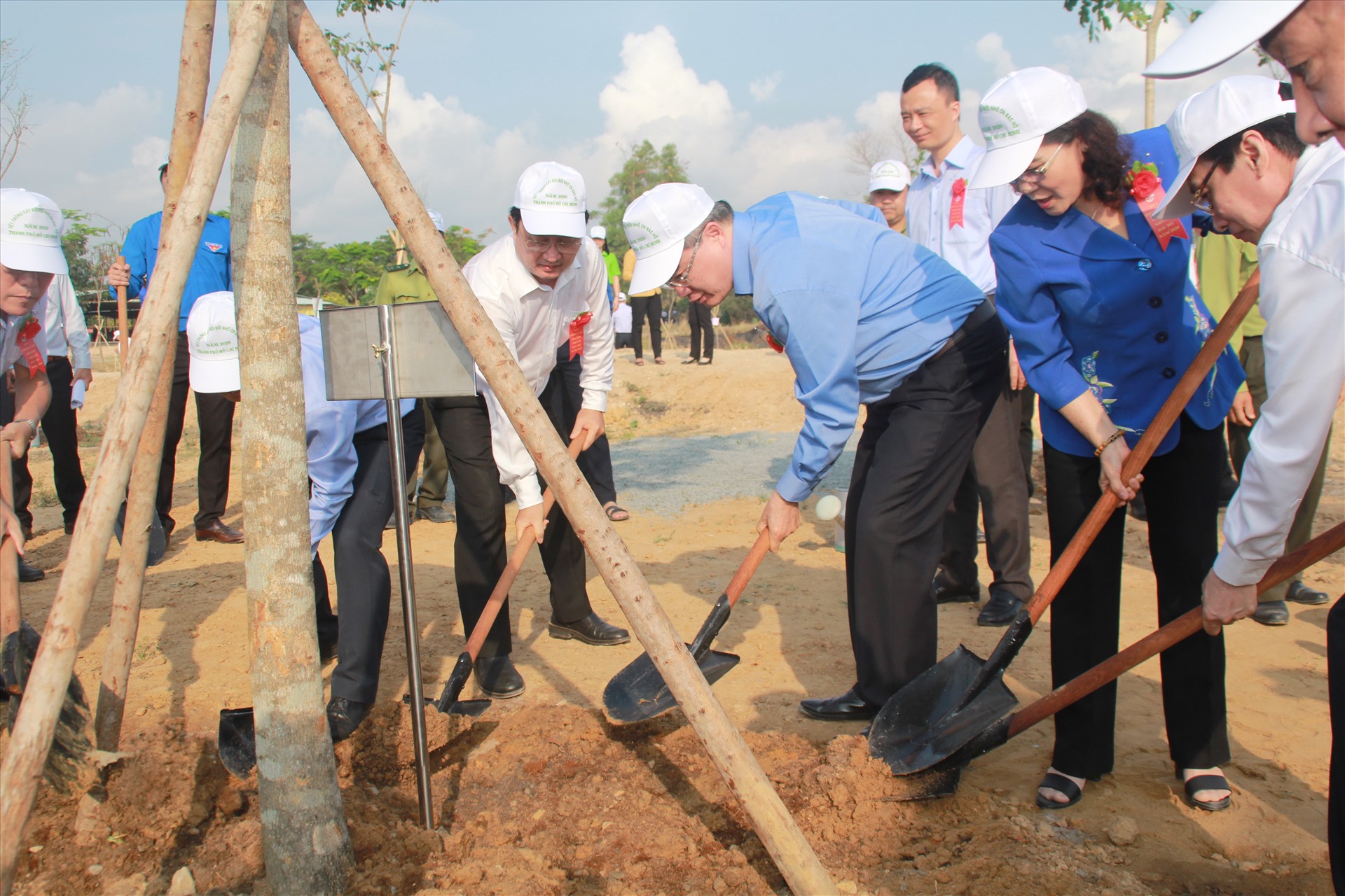 Bí thư Thành ủy TPHCM Nguyễn Thiện Nhân cùng các đại biểu trồng cây trong khuôn viên Đại học Kinh tế - Luật, Đại học Quốc gia TPHCM.   Ảnh: Ngô Tùng