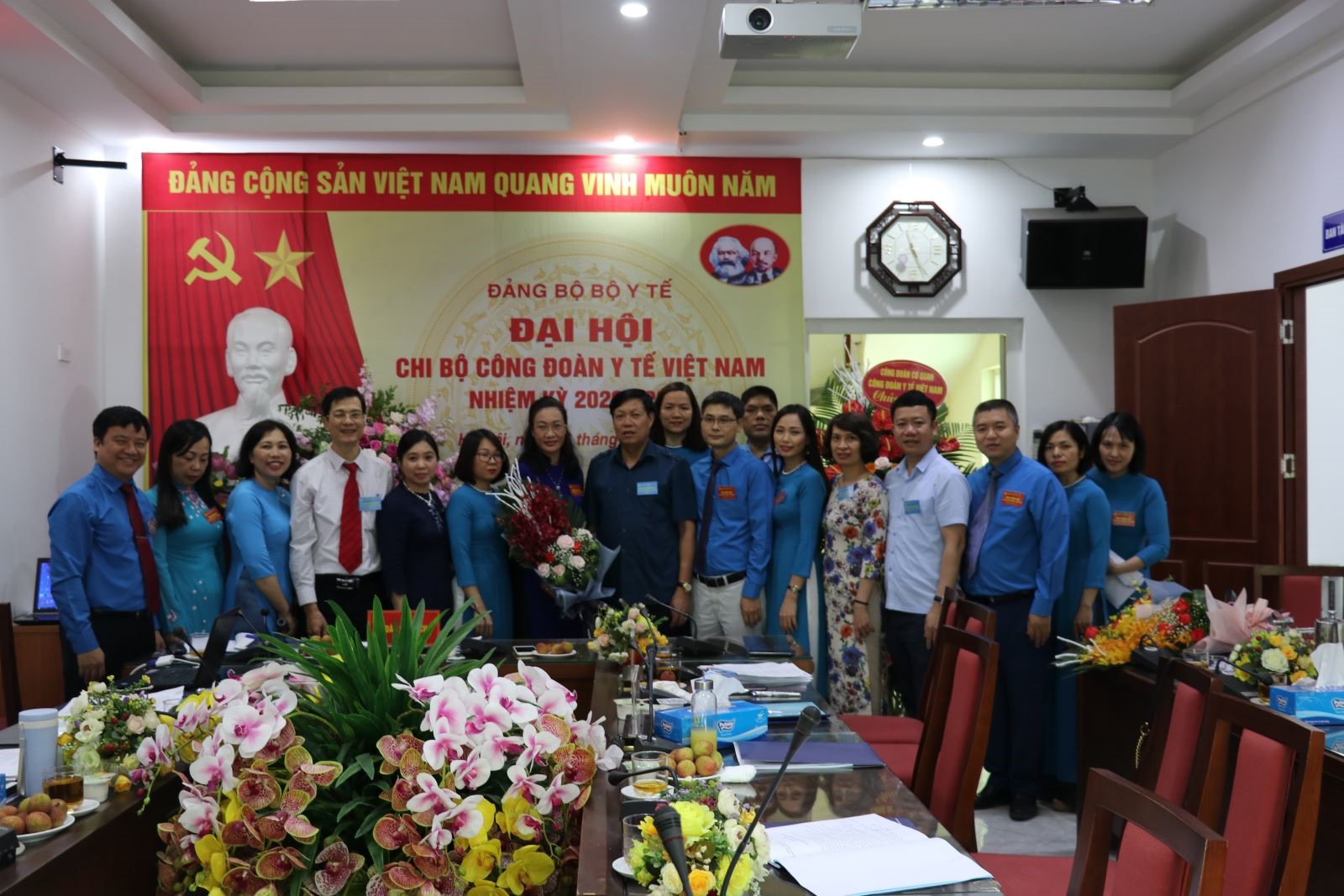 Lãnh đạo Đảng ủy Bộ Y tế chụp ảnh lưu niệm cùng tập thể chi bộ Công đoàn Y tế Việt Nam. Ảnh: Lan Anh