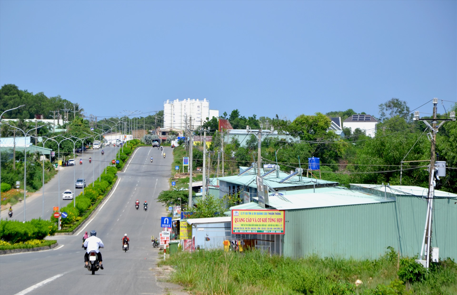 Một góc cảnh rừng cột điện nằm trong kiến trúc nhà tại đoạn đường đi qua khu vực Suối Tranh. Ảnh: TM