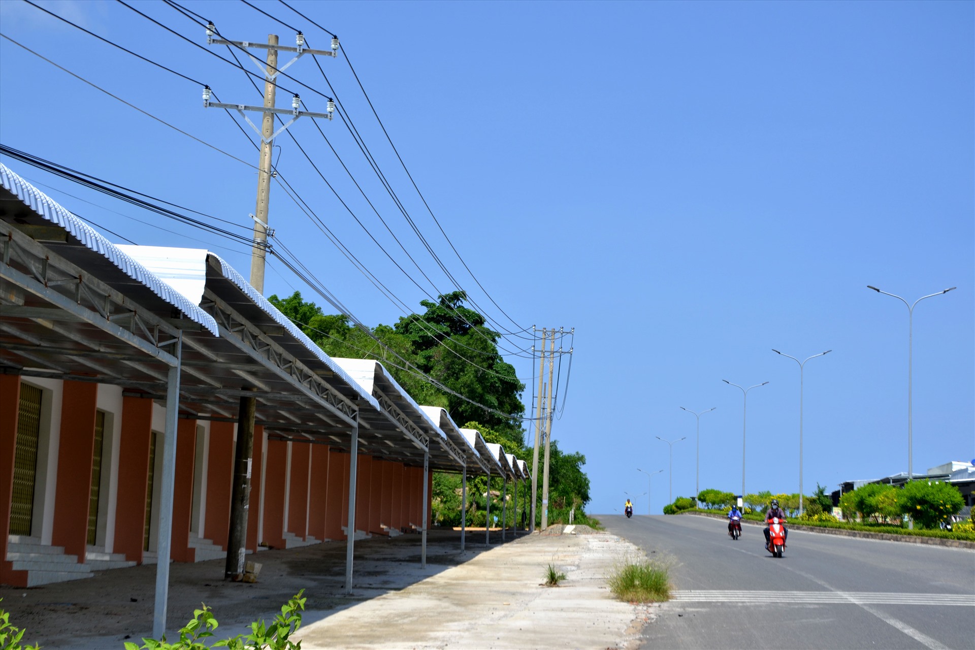 Nhiều dãy nhà mới xây cất đang ôm cột điện vào lòng. Ảnh: TM