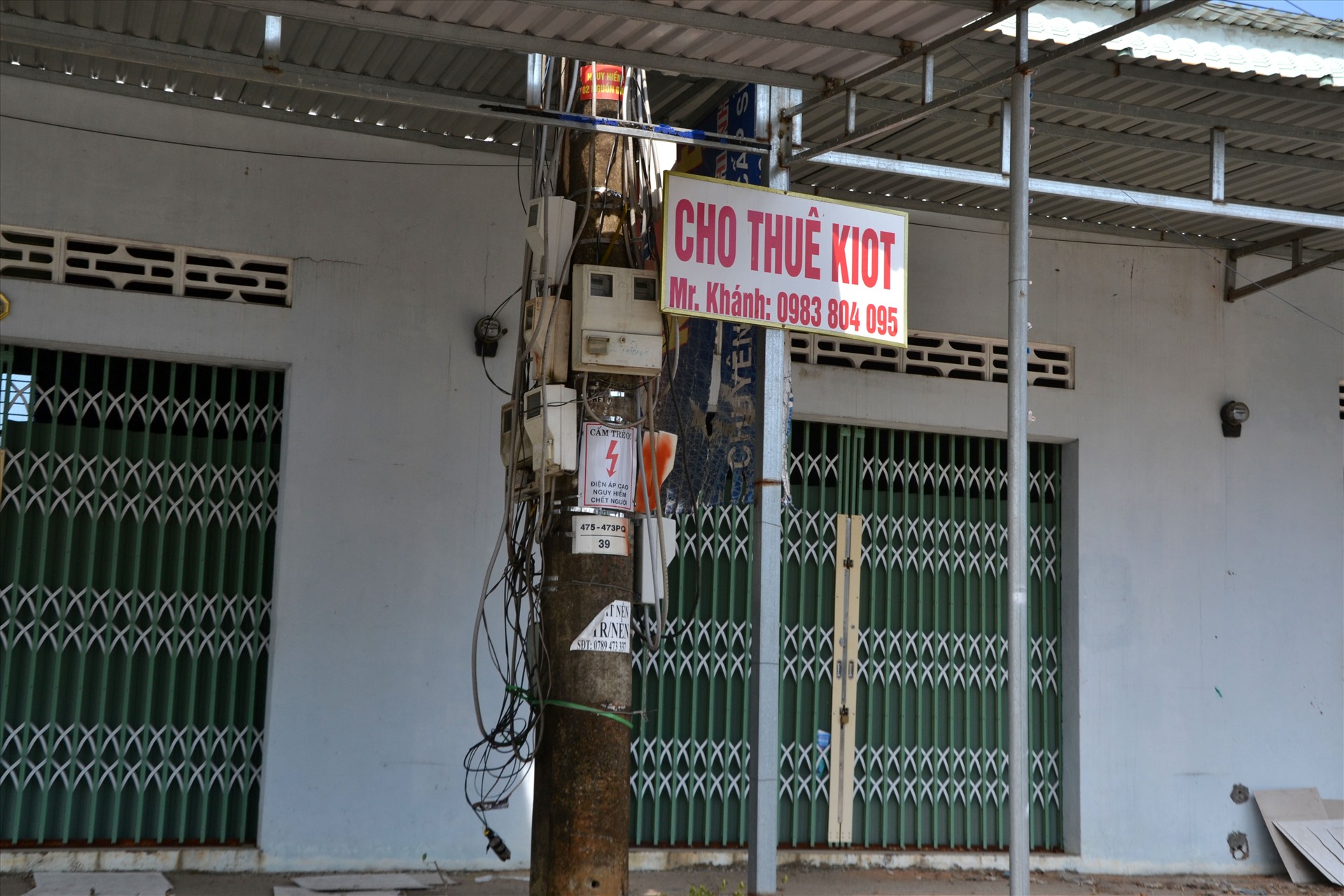 Các dãy nhà kinh doanh cũng ôm trụ điện và công khai cả số điện thoại của chủ nhân. Ảnh: TM