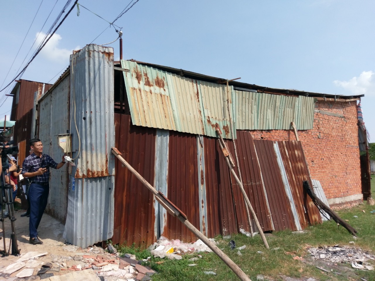 Một căn nhà xây không phép, bên ngoài được quây tôn ở xã Vĩnh Lộc A, huyện Bình Chánh.  Ảnh: Minh Quân