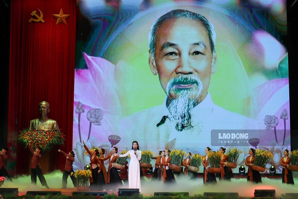 Các tiết mục văn nghệ ca ngợi công ơn to lớn của Chủ tịch Hồ Chí Minh. Ảnh Sơn Tùng