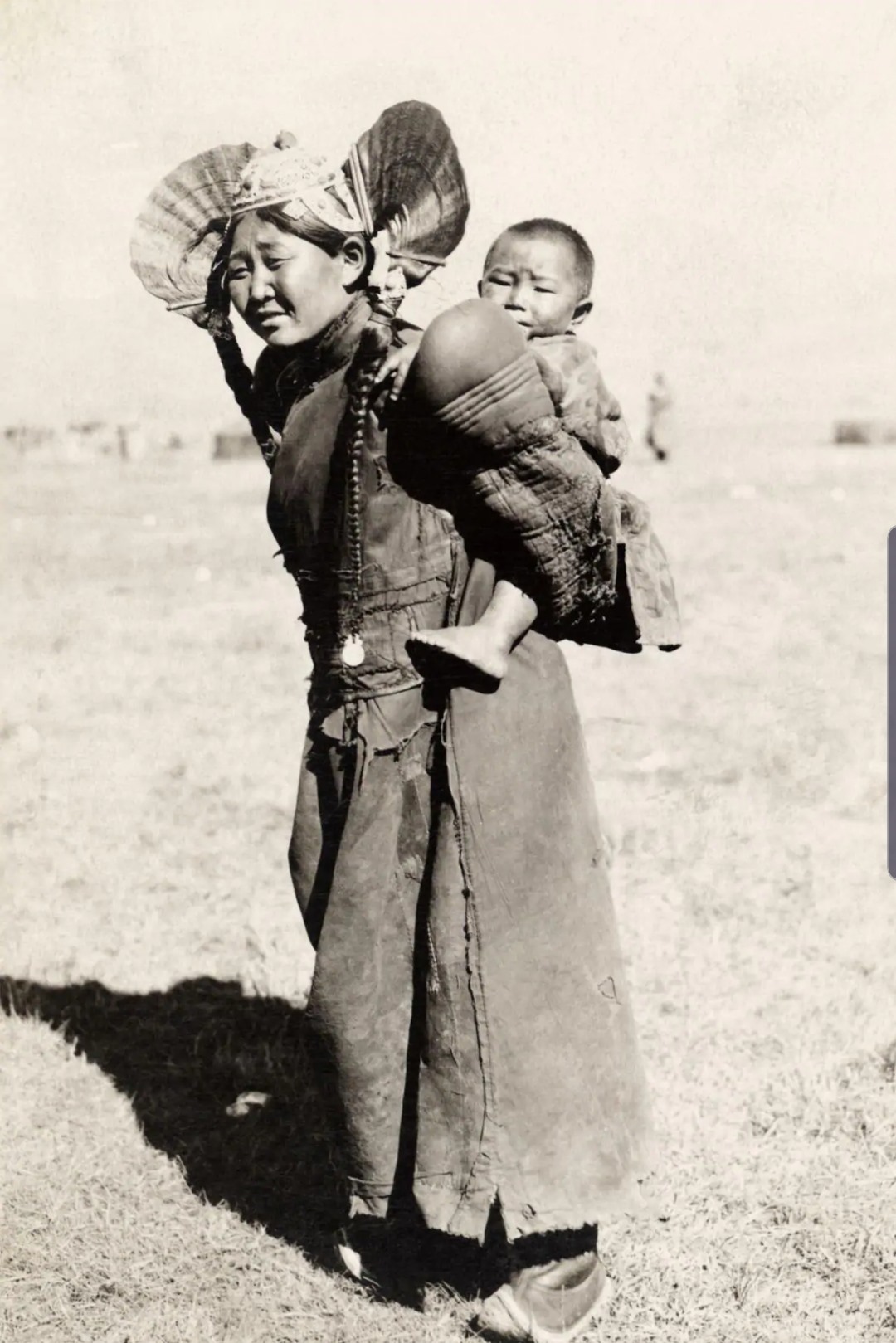 Bà mẹ trong trang phục truyền thống của người Mông Cổ. Ảnh: NG