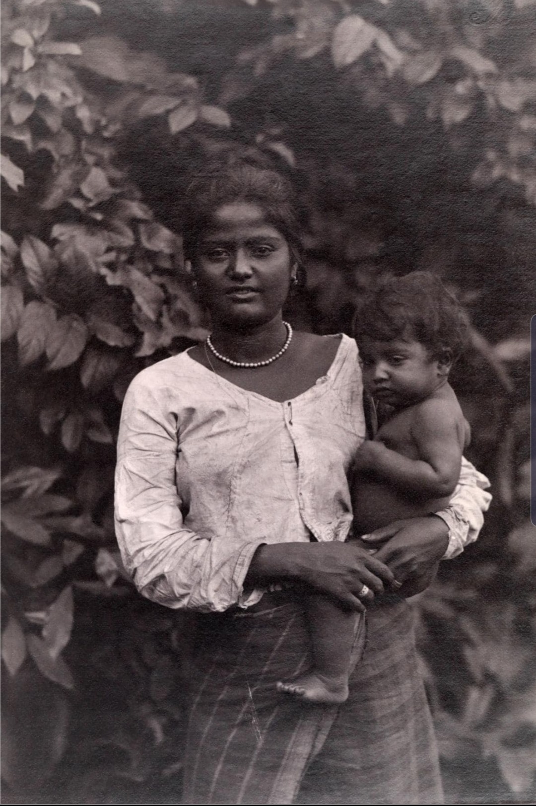 Với nước da nâu của Ceylonese (bây giờ là Sri Lanka), bà mẹ ở quốc gia Nam Á toát lên vẻ đẹp dạn dĩ, tươi trẻ. Ảnh: NG