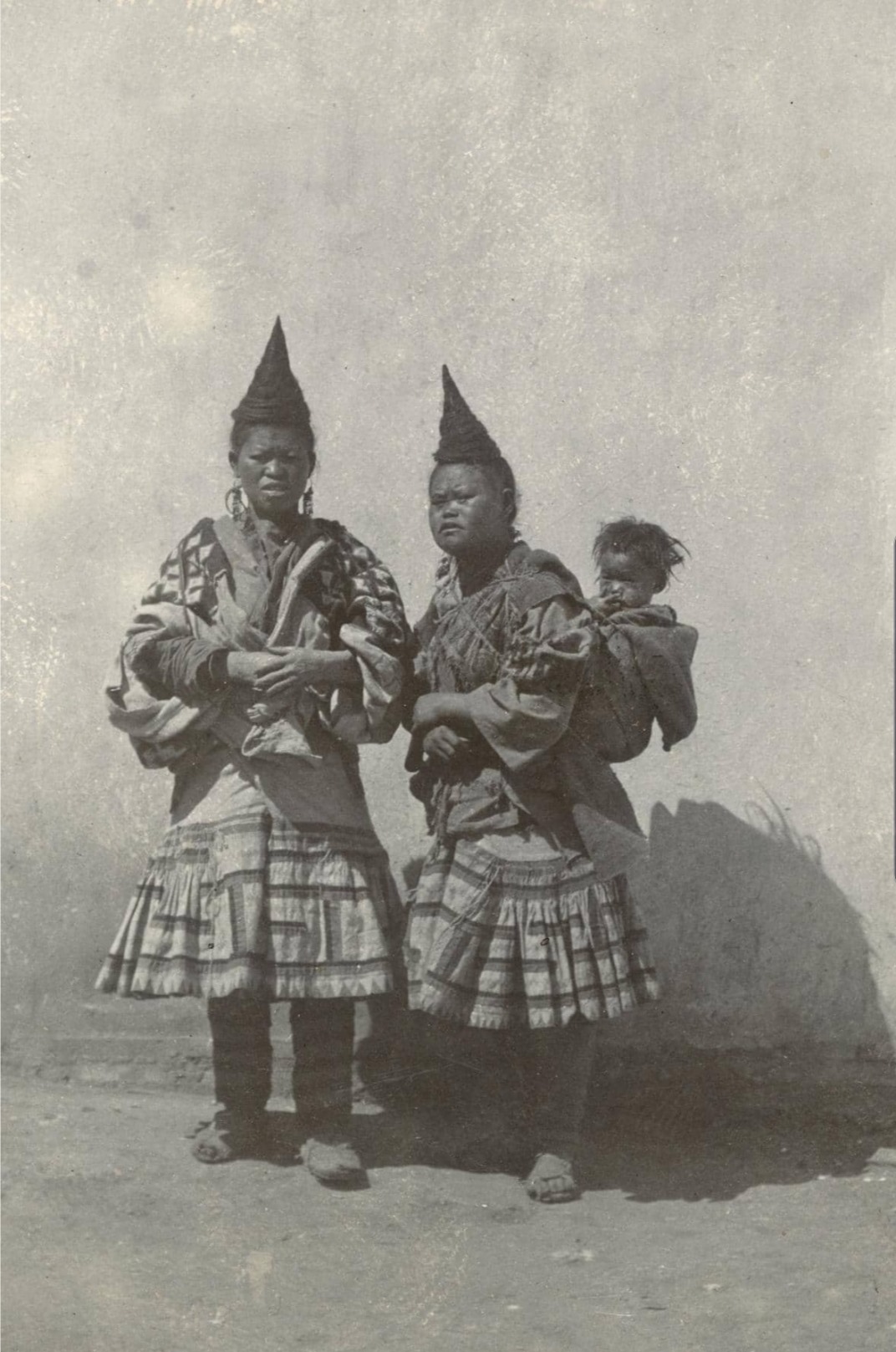 Trong trang phục truyền thống cùng với mái tóc sừng đặc trưng, nhan sắc của những người phụ nữ tỉnh Vân Nam, Trung Quốc luôn mang lại cảm giác thật thà và mộc mạc cho người đối diện. Ảnh: NG