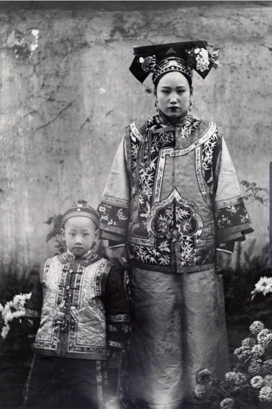 Bà mẹ với vẻ đẹp tao nhã trong trang phục truyền thống ở khu vực Mãn Châu, Trung Quốc. Ảnh: NG