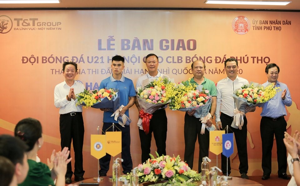 Hà Nội bàn giao đội U21 cho Phú Thọ. Ảnh: Trung Hiếu