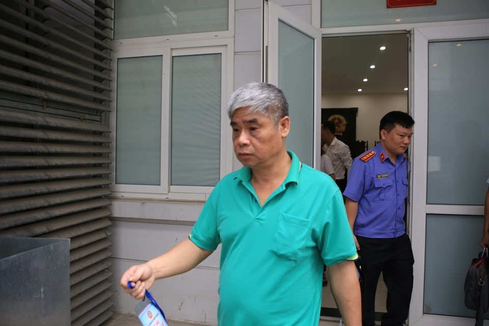Bị cáo Doãn Quý Phiến (tài xế lái xe đưa đón học sinh trường Gateway) tới dự phiên xét xử từ sớm. Ảnh: Phạm Đông