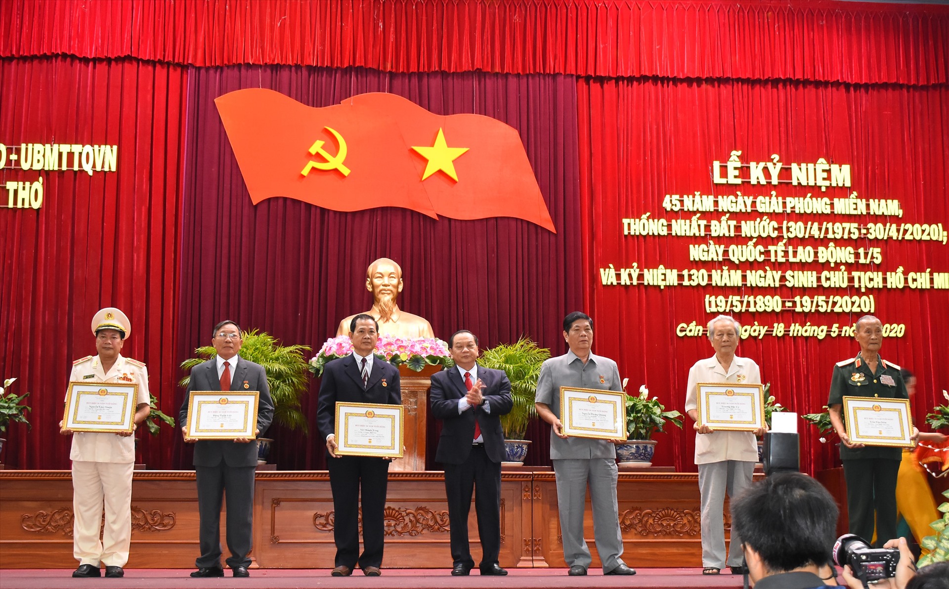 Ông Trần Quốc Trung, Bí thư Thành Ủy Cần Thơ - chúc mừng và trao huy hiệu Đảng cho 6 đồng chí tại buổi lễ long trọng này. Ảnh: Thành Nhân