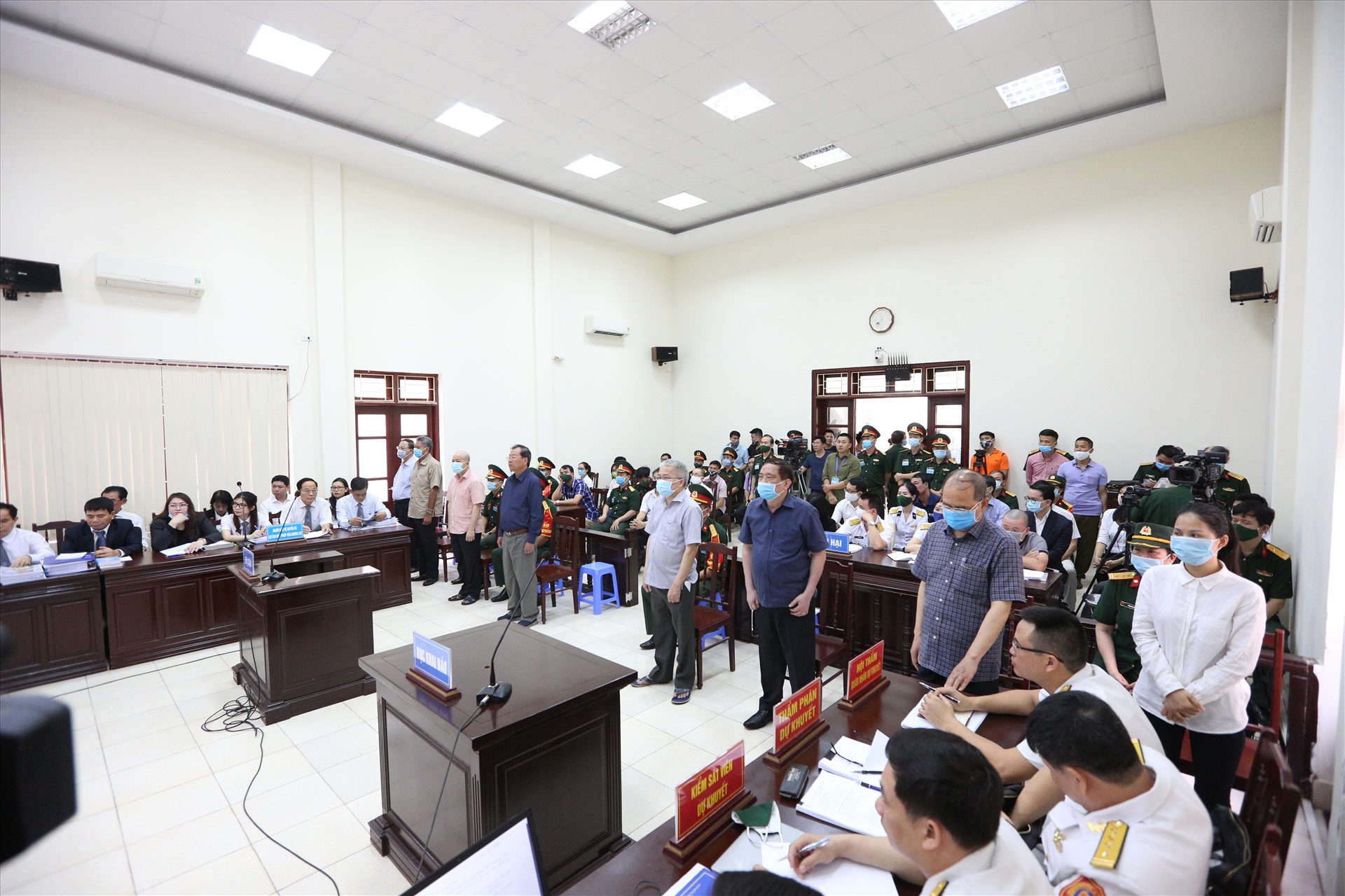 Toàn cảnh phiên tòa xét xử cựu Thứ trưởng Bộ Quốc phòng Nguyễn Văn Hiến và 7 bị cáo trong vụ án sai phạm đất đai. Ảnh: Việt Dũng.