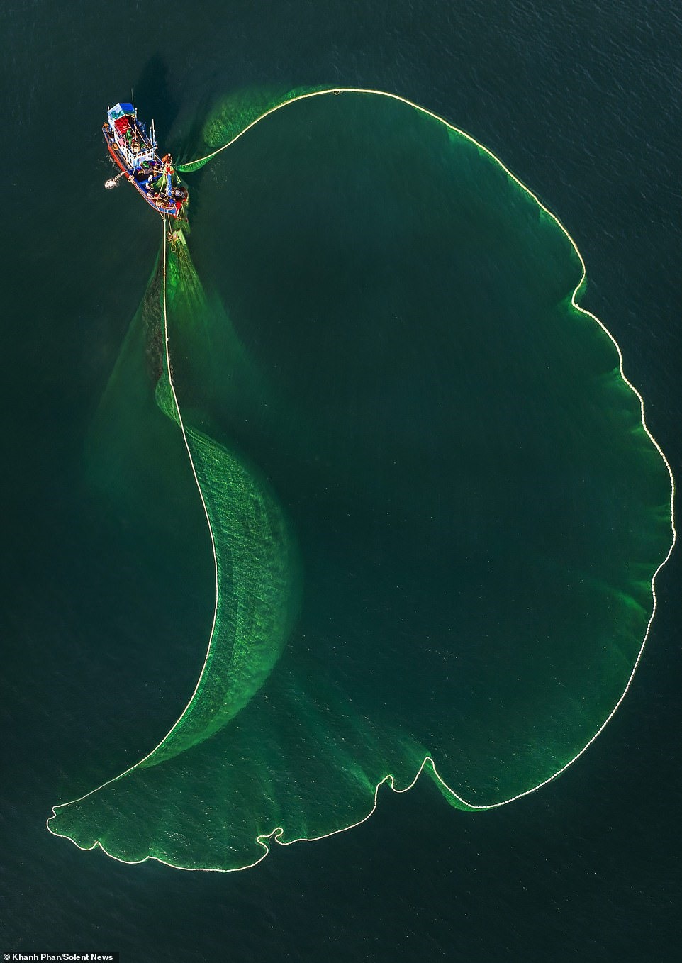 Nhiếp ảnh gia Khanh Phan cho biết mình thực sự bị mê hoặc bởi màu xanh của lưới đánh cá nổi bật trên nền biển cả. Ảnh: Daily Mail.