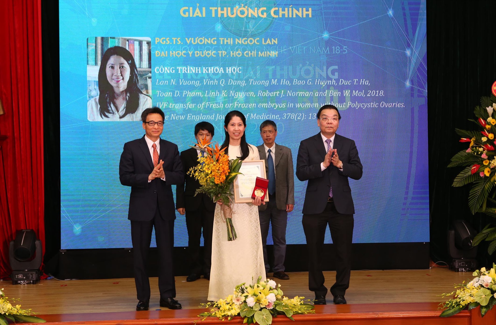 Phó thủ tướng Vũ Đức Đam (ngoài cùng bên trái) và Bộ trưởng Bộ KH&CN Chu Ngọc Anh (ngoài cùng bên phải) trao giải thưởng Tạ Quang Bửu cho PGS.TS Vương Thị Ngọc Lan. Ảnh: PV