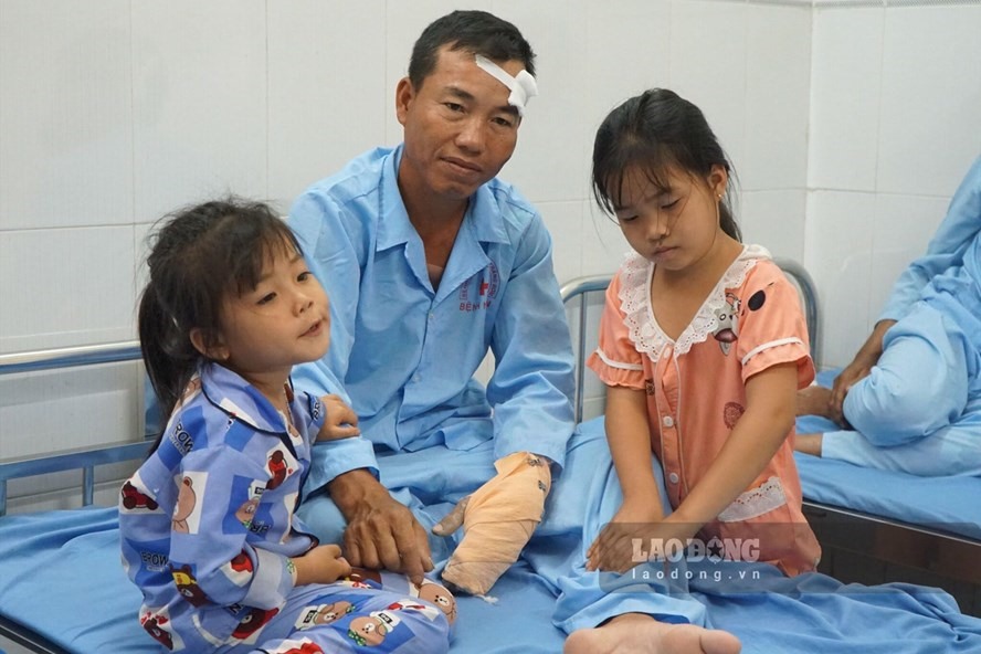 Hai vợ chồng bệnh nhân Phạm Thanh Phú và Lê Thị Tuyết Linh tiếp tục được điều trị tại Trung tâm y tế huyện Trảng Bom (Đồng Nai). Ảnh: Chân Phúc.