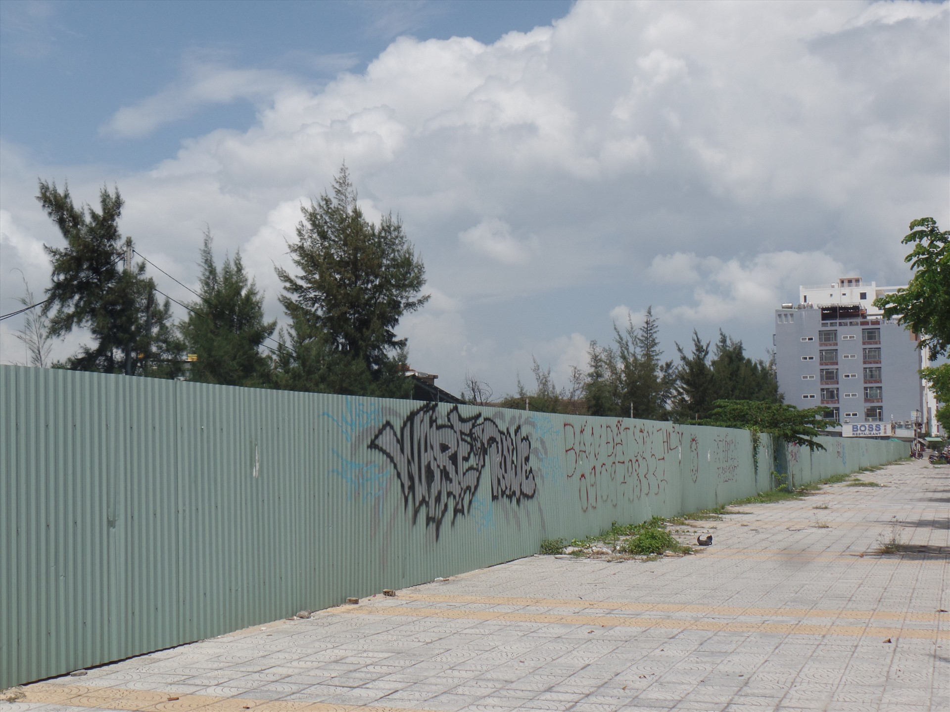 Khu đất vệt tường rào sân bay Nước Mặn, nơi được xác định có nhiều lô đất do người Trung Quốc núp bóng người Việt để sở hữu. Ảnh: Hoàng Sơn